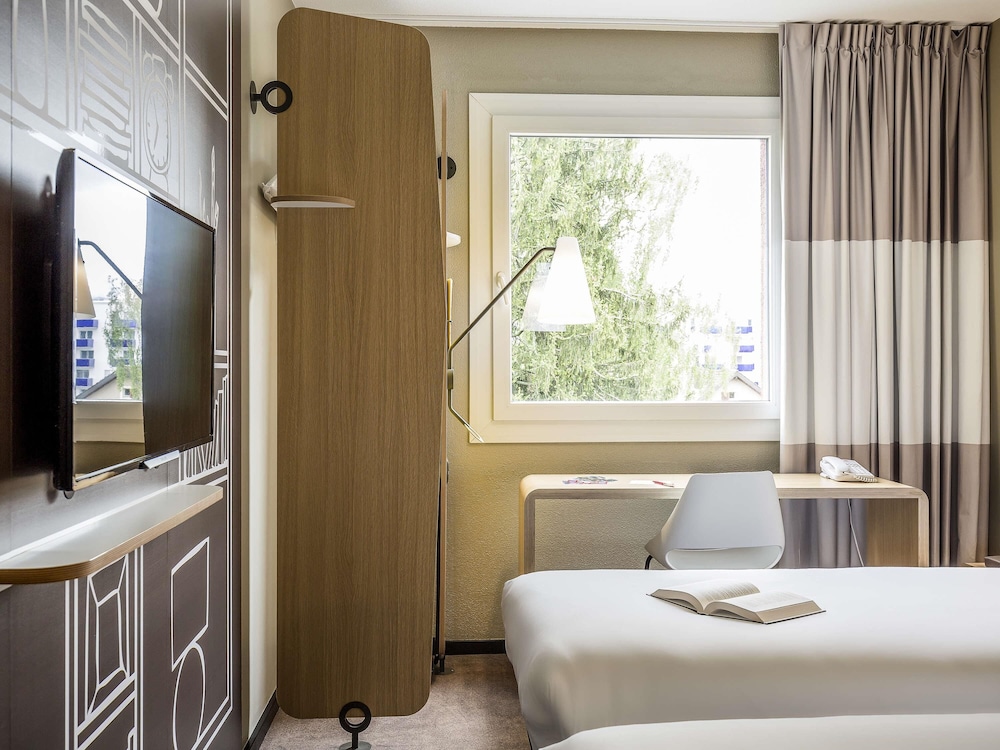 Habitación Standard con 2 camas individuales del hotel Ibis Geneve Aeroport. Foto 6