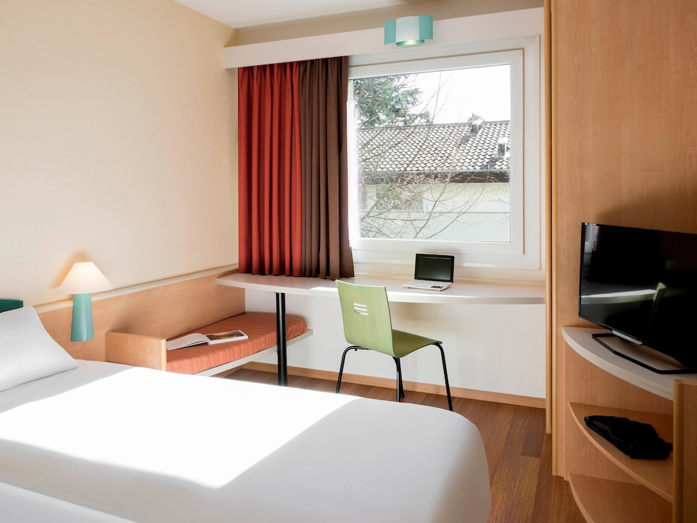 Habitación Standard con 2 camas individuales del hotel Ibis Geneve Aeroport. Foto 8