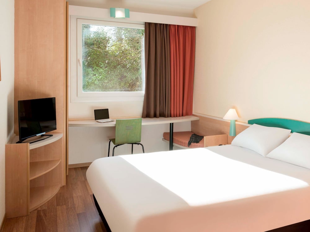 Habitacion Standard discapacitados con 1 cama doble del hotel Ibis Geneve Aeroport. Foto 5