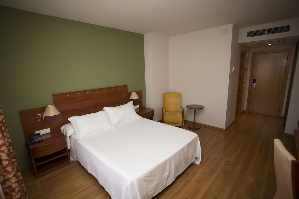 Habitación con 1 cama doble o 2 individuales del hotel Avenida. Foto 1