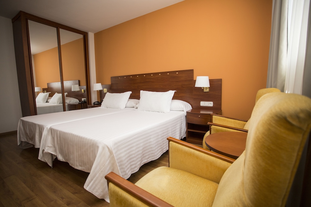 Habitación con 1 cama doble o 2 individuales del hotel Avenida. Foto 3