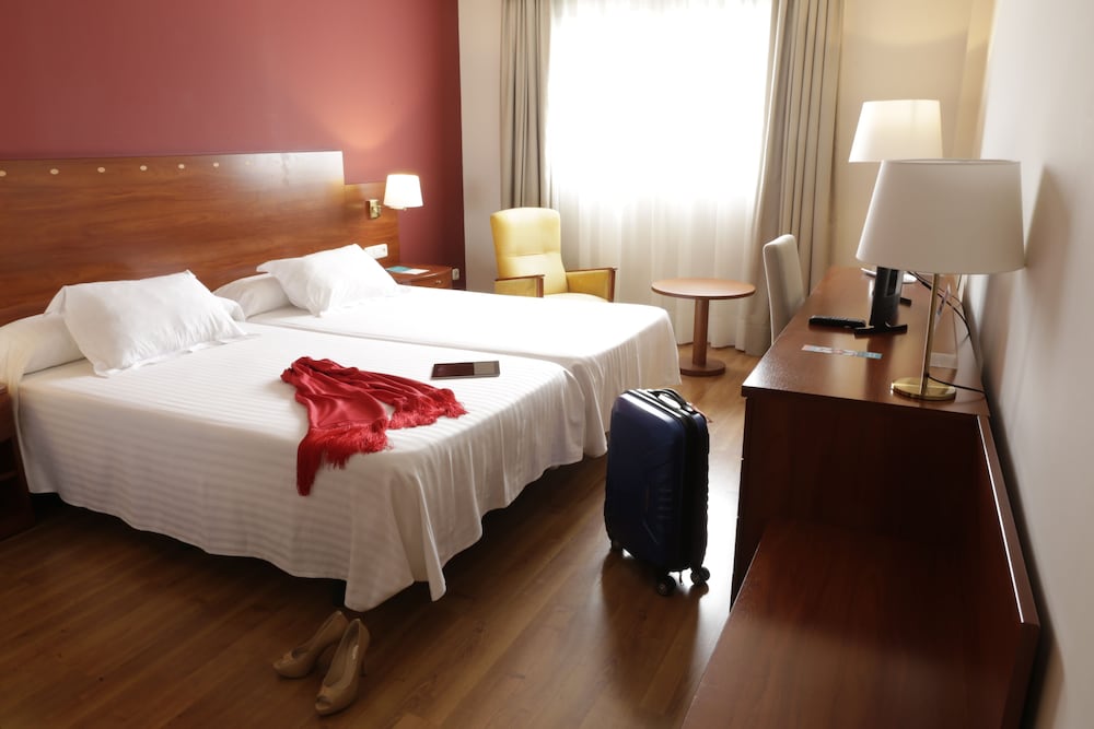 Habitación con 1 cama doble o 2 individuales del hotel Avenida. Foto 8