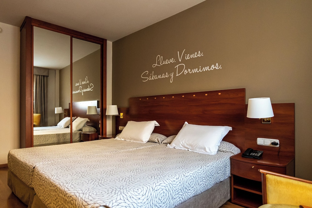 Habitación con 1 cama doble o 2 individuales del hotel Avenida. Foto 1