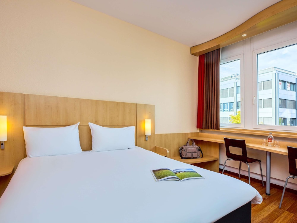 Habitación con 1 cama doble (160x200 cm), nuevo concepto sleep - easy del hotel Ibis Luzern Kriens