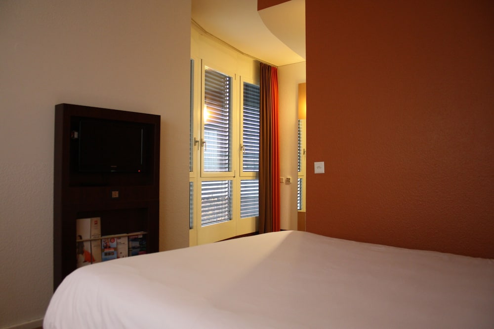 Habitación con 1 cama doble (160x200 cm), nuevo concepto sleep - easy del hotel Ibis Luzern Kriens. Foto 1