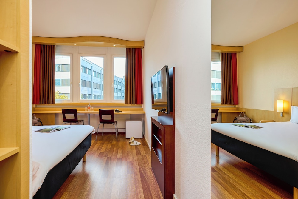 Habitación con 1 cama doble (160x200 cm), nuevo concepto sleep - easy del hotel Ibis Luzern Kriens. Foto 4