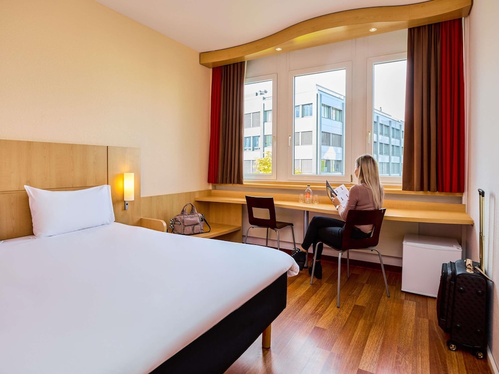 Habitación con 1 cama doble (160x200 cm), nuevo concepto sleep - easy del hotel Ibis Luzern Kriens. Foto 9