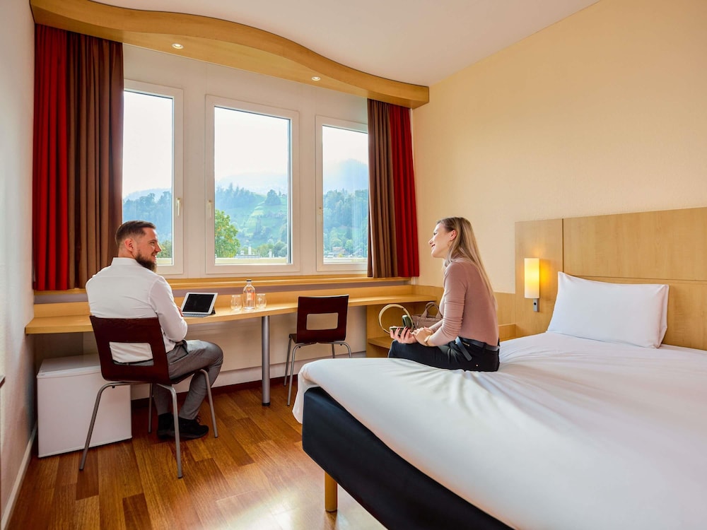 Habitación con 1 cama doble (160 x 200 cm) nuevo confort de sueño, vistas al Pilatus del hotel Ibis Luzern Kriens