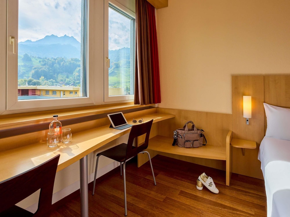 Habitación con 1 cama doble (160 x 200 cm) nuevo confort de sueño, vistas al Pilatus del hotel Ibis Luzern Kriens. Foto 5