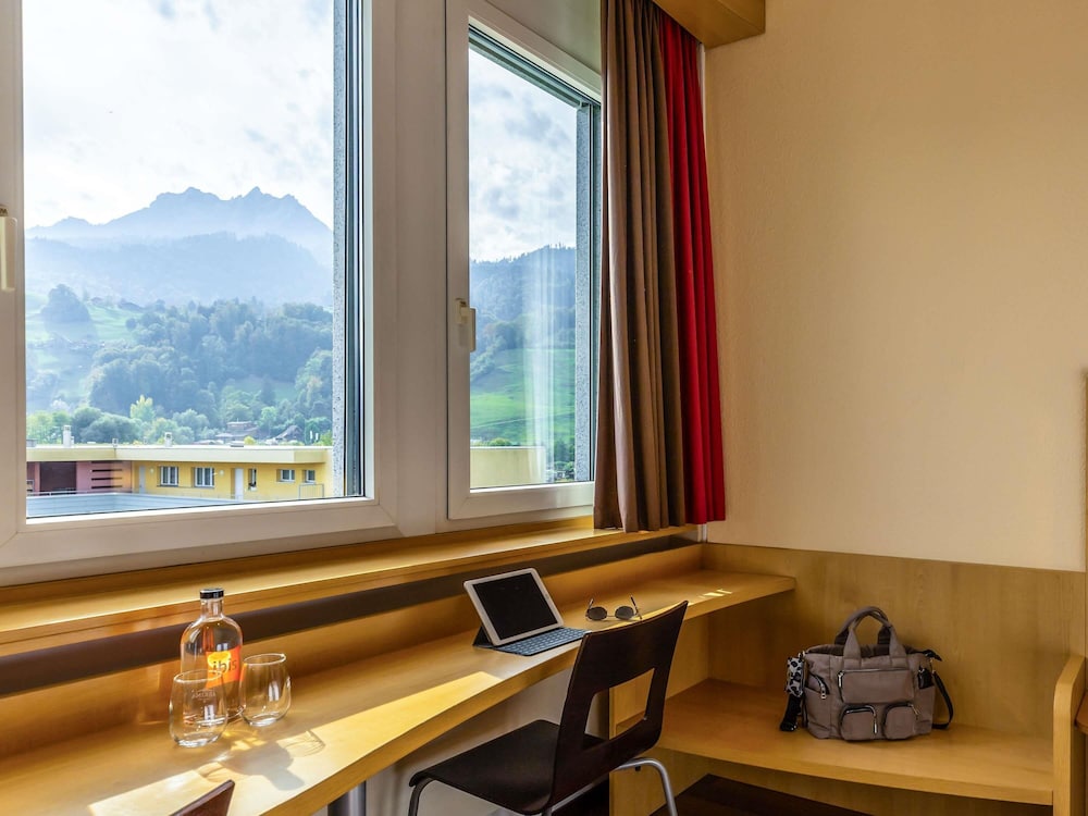 Habitación con 2 camas individuales (80 x 200 cm) nuevo confort de sueño, vistas al Pilatus del hotel Ibis Luzern Kriens. Foto 7