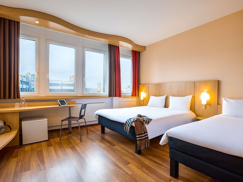 Habitación con 1 cama doble (160x200 cm) + 1 cama individual (90x200 cm), nuevo concepto sleep - easy del hotel Ibis Luzern Kriens