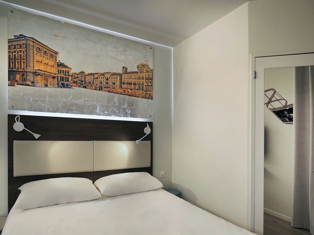 Habitación Superior con 1 cama doble del hotel Ibis Locarno. Foto 2