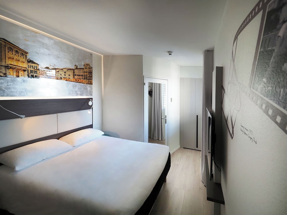 Habitación Superior con 1 cama doble del hotel Ibis Locarno. Foto 3