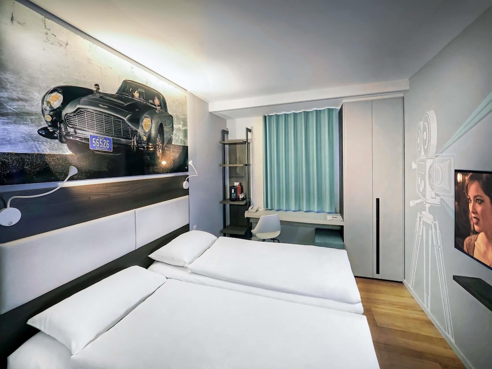 Habitación superior con 2 camas individuales del hotel Ibis Locarno