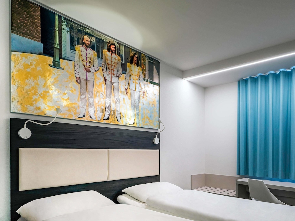 Habitación superior con 2 camas individuales del hotel Ibis Locarno. Foto 3