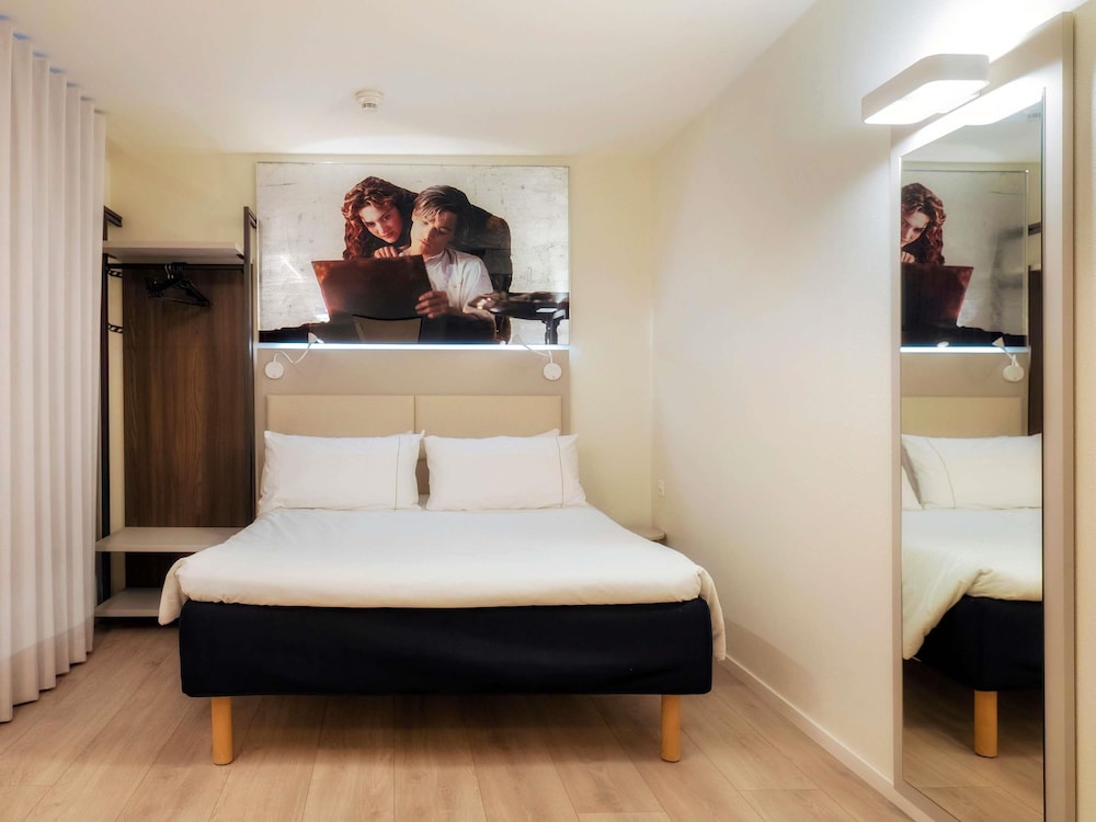 Habitación accesible para sillas de ruedas con 1 cama doble (160 x 200 cm) del hotel Ibis Locarno. Foto 1
