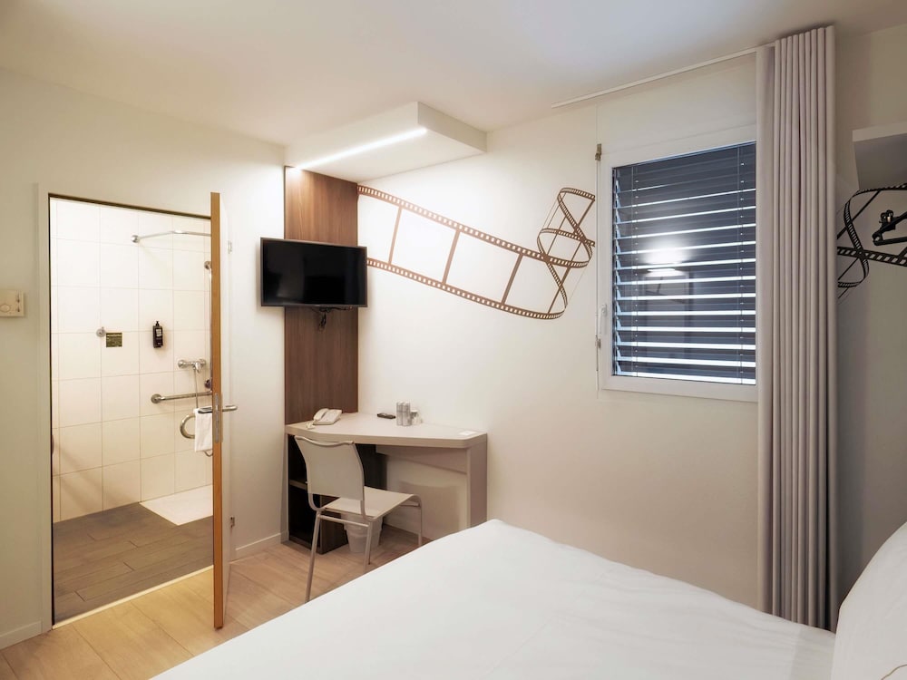 Habitación accesible para sillas de ruedas con 1 cama doble (160 x 200 cm) del hotel Ibis Locarno. Foto 2