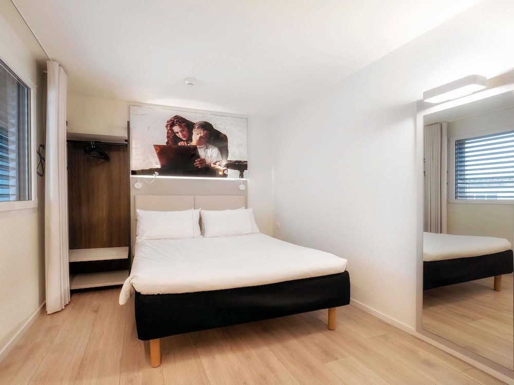 Habitación accesible para sillas de ruedas con 1 cama doble (160 x 200 cm) del hotel Ibis Locarno. Foto 4