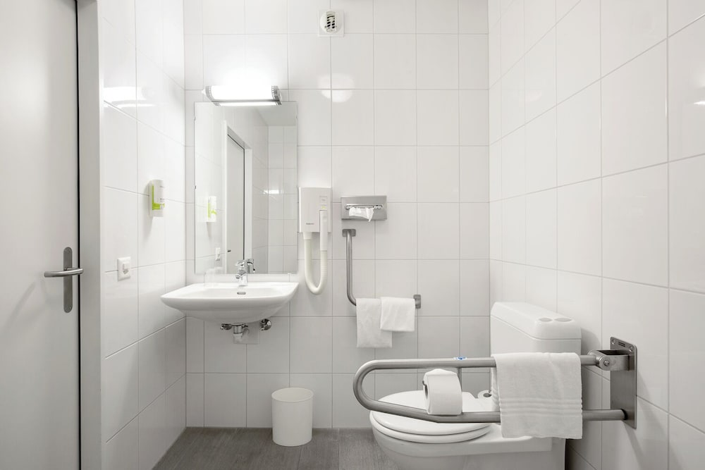 Habitación accesible para sillas de ruedas con 1 cama doble (160 x 200 cm) del hotel Ibis Locarno. Foto 6