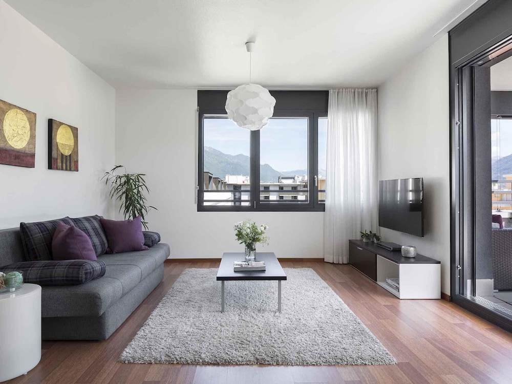Suite de lujo con 1 cama doble y sofá del hotel Ibis Locarno