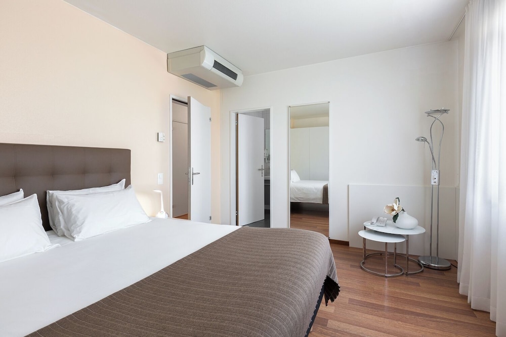 Suite de lujo con 1 cama doble y sofá del hotel Ibis Locarno. Foto 1