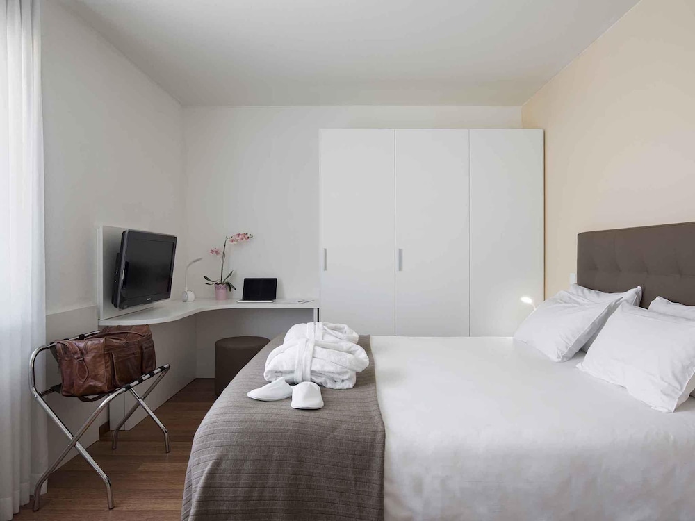 Suite de lujo con 1 cama doble y sofá del hotel Ibis Locarno. Foto 4