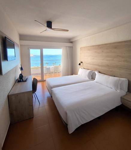 Habitación Doble Deluxe con vistas al mar - 2 camas del hotel Mirador del Cabo Solo Adultos. Foto 2