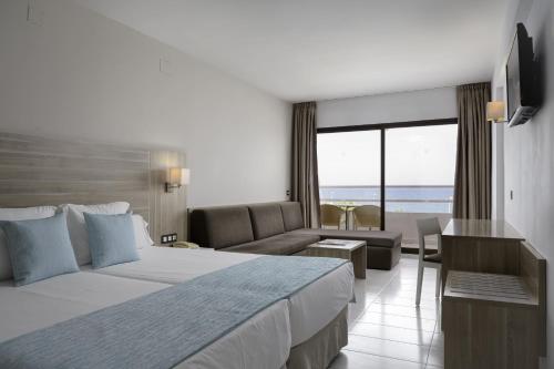 Habitación Doble con vistas al mar en planta superior del hotel Alua Golf Trinidad. Foto 2