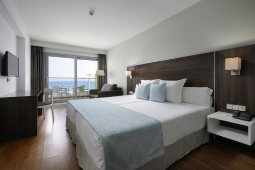 Habitación Doble Superior con vistas al mar del hotel Alua Golf Trinidad. Foto 4