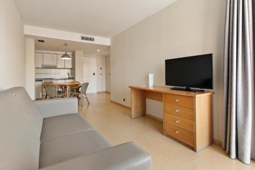 Apartamento con vistas laterales al mar del hotel Best Roquetas. Foto 8