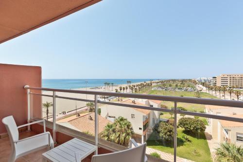 Apartamento con vistas laterales al mar del hotel Best Roquetas. Foto 9