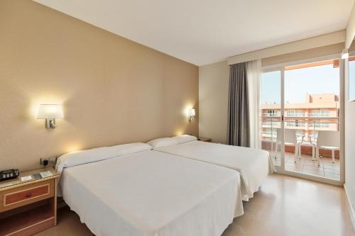 Apartamento Vista Parcial Mar Balcón o Terraza Con Cocina 1 habitación Sofá Cama incluido 2 Camas individuales Normal del hotel Best Roquetas. Foto 4