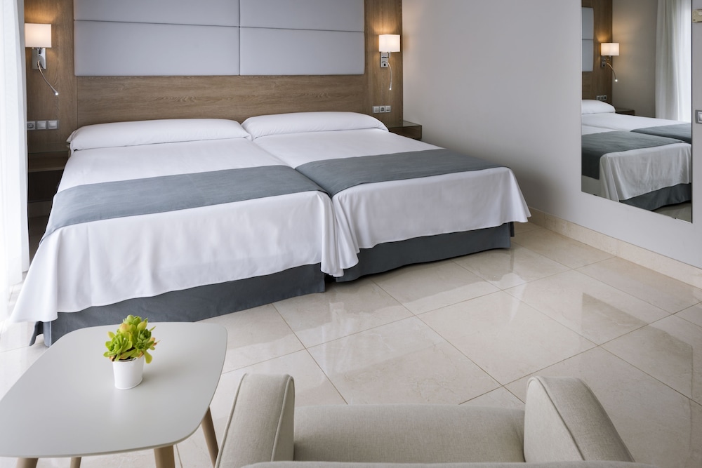 Habitación doble del hotel Mediterraneo Bay Hotel & Resort. Foto 1