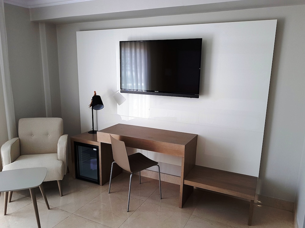 Habitación doble 2 Camas dobles del hotel Mediterraneo Bay Hotel & Resort. Foto 1