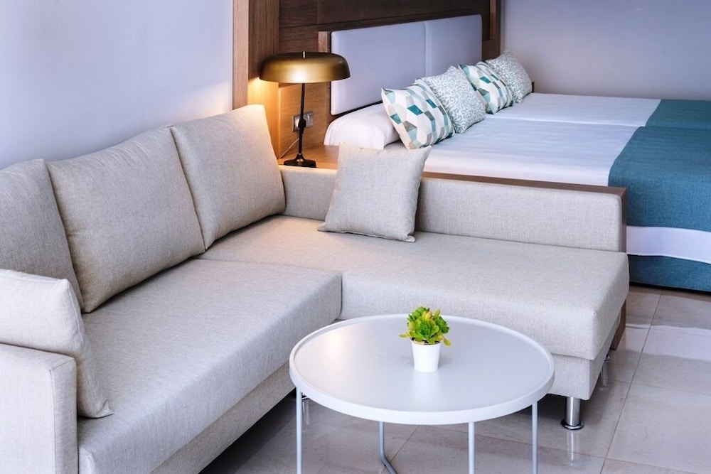 Junior Suite Royal del hotel Mediterraneo Bay Hotel & Resort