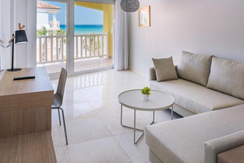 Junior Suite Royal del hotel Mediterraneo Bay Hotel & Resort. Foto 1