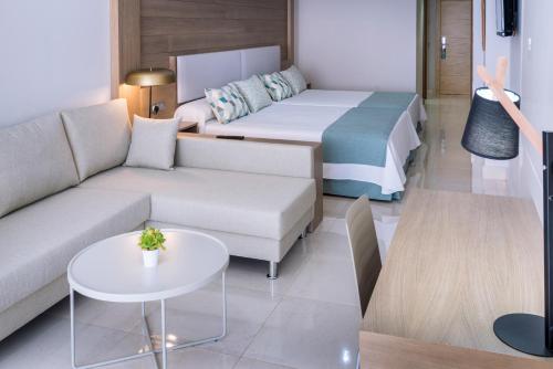 Junior Suite Royal del hotel Mediterraneo Bay Hotel & Resort. Foto 2