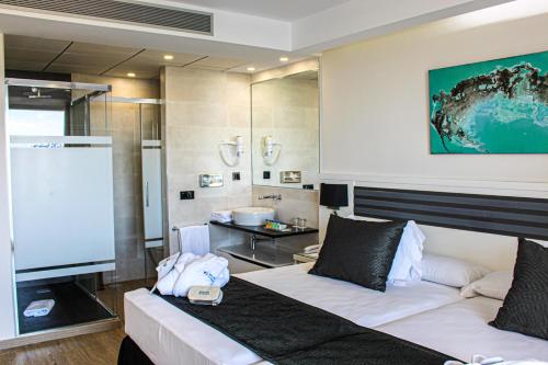 Habitación doble Balcón o Terraza Superior 2 Camas dobles Normal del hotel Playasol Aquapark & Spa. Foto 8