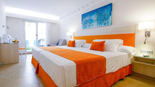 Habitación Doble Superior con vistas al jardín - 2 camas del hotel Diver Roquetas by Senator. Foto 4