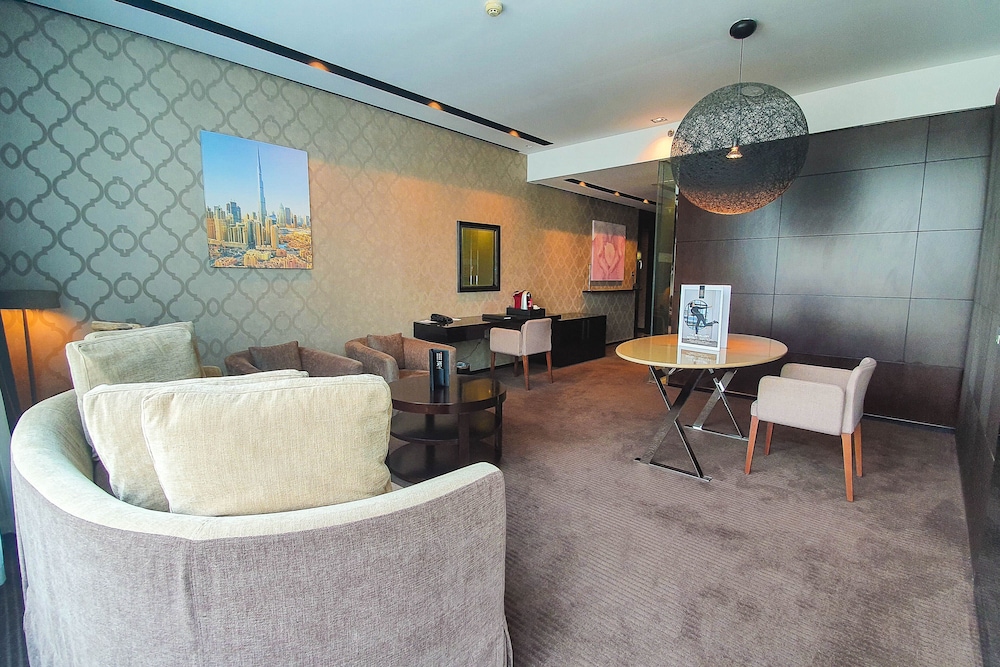 Duplex 1 Cama king 1 habitación con salón Vista ciudad Planta Alta del hotel The Canvas Dubai - Mgallery Collection. Foto 2