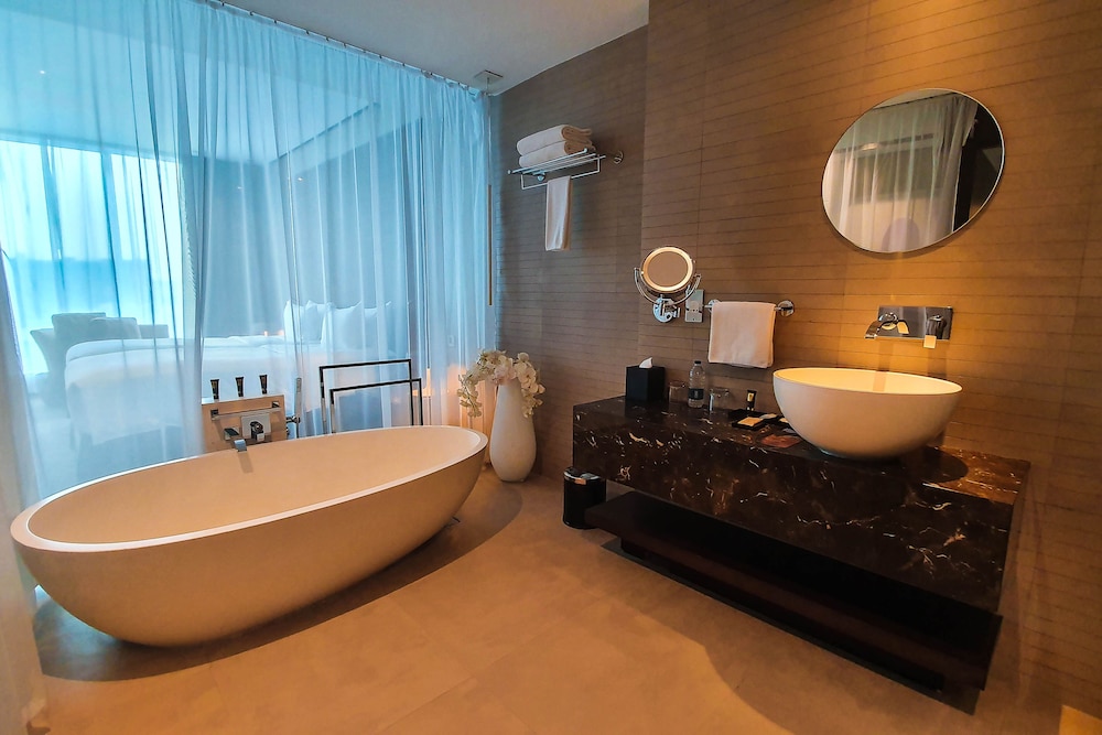 Habitación superior con 2 camas individuales del hotel The Canvas Dubai - Mgallery Collection. Foto 4