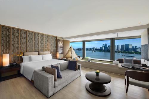 Family Oasis with Kids Pool del hotel Banyan Tree Shanghai On The Bund. Foto 2