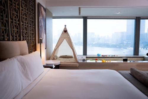 Family Oasis with Kids Pool del hotel Banyan Tree Shanghai On The Bund. Foto 3