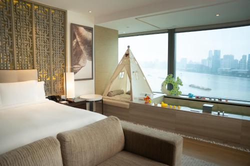Family Oasis with Kids Pool del hotel Banyan Tree Shanghai On The Bund. Foto 6
