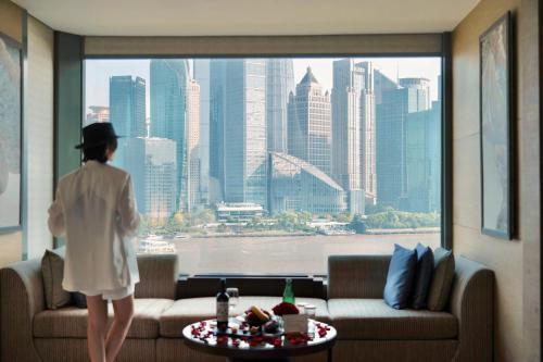 Deluxe Riverside Retreat - King Bed del hotel Banyan Tree Shanghai On The Bund. Foto 3
