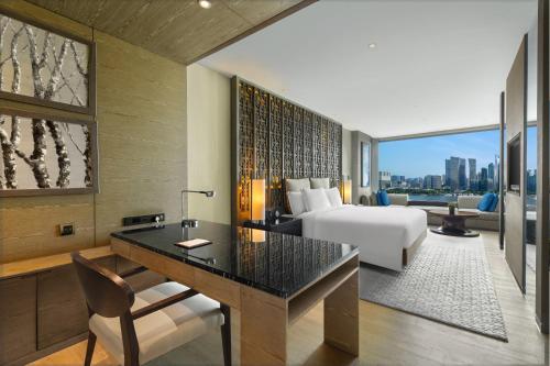 Deluxe Riverside Retreat - King Bed del hotel Banyan Tree Shanghai On The Bund. Foto 6
