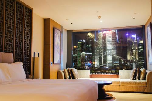 Deluxe Riverside Retreat - King Bed del hotel Banyan Tree Shanghai On The Bund. Foto 7