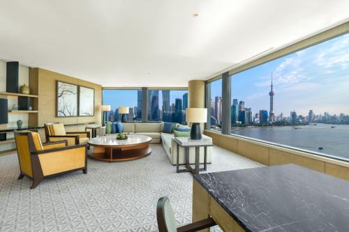 Suite Grand Bund del hotel Banyan Tree Shanghai On The Bund. Foto 11