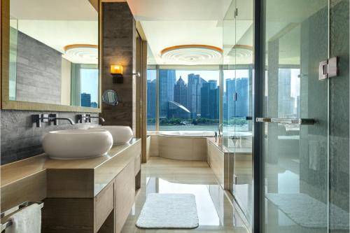 Family Connecting Suite - 1 King Bed With 2 Twin Bed del hotel Banyan Tree Shanghai On The Bund. Foto 3