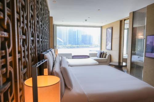 Panorama Bund Retreat King Bed Room - Including One 1.5*2.0m Sofa Bed del hotel Banyan Tree Shanghai On The Bund
